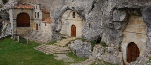 Dicen que es la ermita m&aacute;s bonita del mundo: est&aacute; en el norte, construida en la roca y escondida entre cuevas