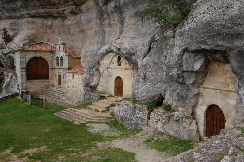 Dicen que es la ermita m&aacute;s bonita del mundo: est&aacute; en el norte, construida en la roca y escondida entre cuevas
