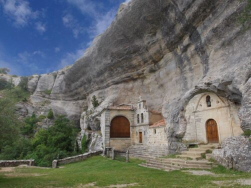 La ermita construida en la roca y escondida entre cuevas que no vas a creer que existe: dicen que es la m&aacute;s bonita del mundo