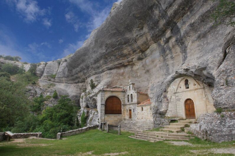 La ermita construida en la roca y escondida entre cuevas que no vas a creer que existe: dicen que es la m&aacute;s bonita del mundo