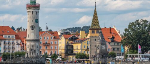 La ciudad europea ideal para un viaje inolvidable: su casco medieval est&aacute; en una isla y tiene los Alpes de fondo