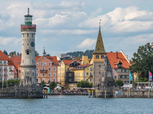La ciudad europea ideal para un viaje inolvidable: su casco medieval est&aacute; en una isla y tiene los Alpes de fondo