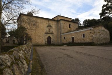 El pueblo más bonito de Extremadura oculta el convento más pequeño del mundo: es perfecto para una escapada relajante