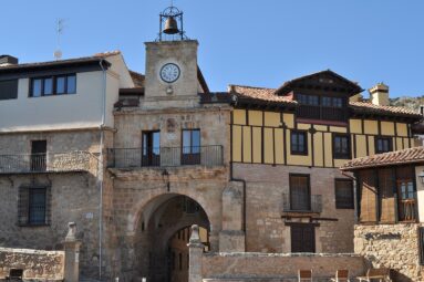 Buena gastronomía y encanto medieval: este pueblo de Burgos tiene el mejor lechazo asado y también un cráter de sal único en Europa