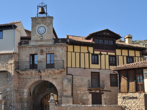 Buena gastronom&iacute;a y encanto medieval: este pueblo de Burgos tiene el mejor lechazo asado