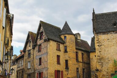 Dicen que es la ciudad medieval más bella de Francia: un destino pequeño (y cercano) para un gran viaje