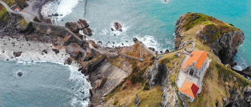 Este m&aacute;gico islote est&aacute; en la costa vasca: es el mejor plan de Semana Santa junto a un marmitako