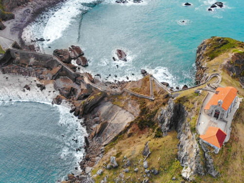 Este m&aacute;gico islote est&aacute; en la costa vasca: es el mejor plan de Semana Santa junto a un marmitako