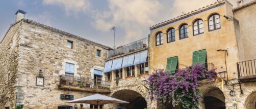 Dicen que es el pueblo medieval m&aacute;s bonito de Espa&ntilde;a: todo de piedra, con flores y a un paso de Francia
