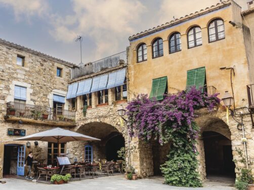 Dicen que es el pueblo medieval m&aacute;s bonito de Espa&ntilde;a: todo de piedra, con flores y a un paso de Francia