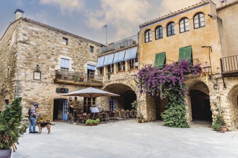 Dicen que es el pueblo medieval m&aacute;s bonito de Espa&ntilde;a: todo de piedra, con flores y a un paso de Francia