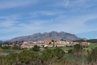 Así es el pueblo de Rosalía: masías entre viñedos, unas torres gemelas y la espiritualidad de Montserrat