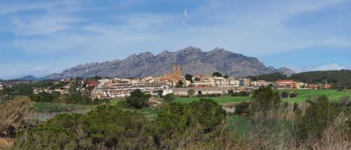 As&iacute; es el pueblo de Rosal&iacute;a: mas&iacute;as entre vi&ntilde;edos, unas torres gemelas y la espiritualidad de Montserrat