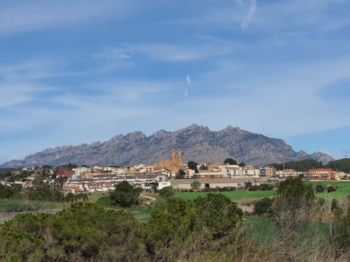 As&iacute; es el pueblo de Rosal&iacute;a: mas&iacute;as entre vi&ntilde;edos, unas torres gemelas y la espiritualidad de Montserrat