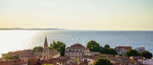Esta ciudad de Croacia tiene ruinas romanas, un paseo mar&iacute;timo &uacute;nico y el atardecer m&aacute;s bello del mundo