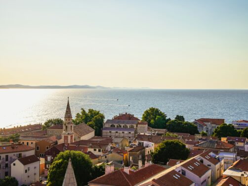 Esta ciudad de Croacia tiene ruinas romanas, un paseo mar&iacute;timo &uacute;nico y el atardecer m&aacute;s bello del mundo