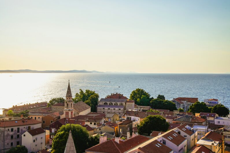 Esta ciudad de Croacia tiene ruinas romanas, un paseo mar&iacute;timo &uacute;nico y el atardecer m&aacute;s bello del mundo