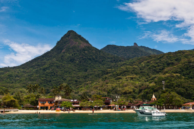 En estas playas paradis&iacute;acas de Brasil, la selva llega hasta el agua y solo se pueden recorrer en barco o a pie