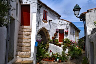 El pueblo más bello y desconocido de Portugal: casas blancas y un castillo desde el que se divisa España