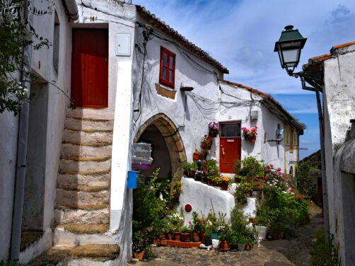 El pueblo m&aacute;s bello y desconocido de Portugal: casas blancas y un castillo desde el que se divisa Espa&ntilde;a
