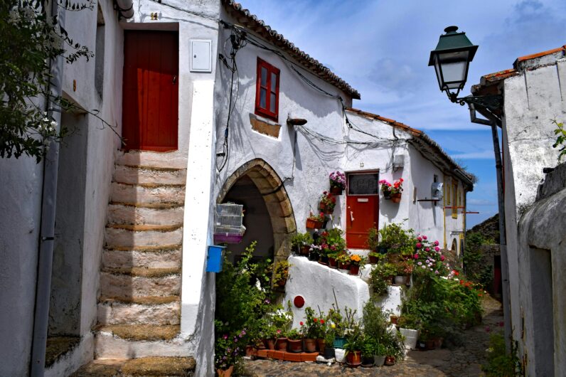 El pueblo m&aacute;s bello y desconocido de Portugal: casas blancas y un castillo desde el que se divisa Espa&ntilde;a
