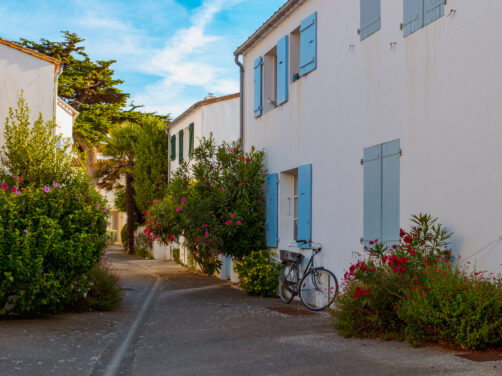 La isla id&iacute;lica donde se refugian los amantes del lujo silencioso: est&aacute; en Francia y tiene diez pueblos preciosos