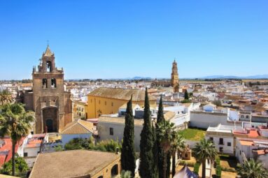 Este es el pueblo de Sevilla con más duende: es encantador y su potaje gitano tiene fama mundial