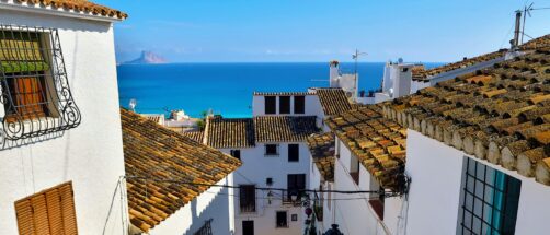 Cuatro pueblos mediterr&aacute;neos en Espa&ntilde;a para so&ntilde;ar con el verano: casas blancas, mar azul y chiringuitos