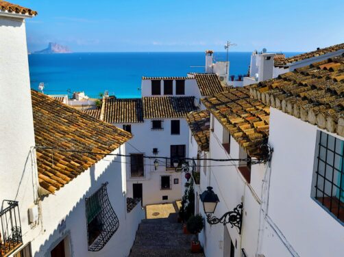 Cuatro pueblos mediterr&aacute;neos en Espa&ntilde;a para so&ntilde;ar con el verano: casas blancas, mar azul y chiringuitos