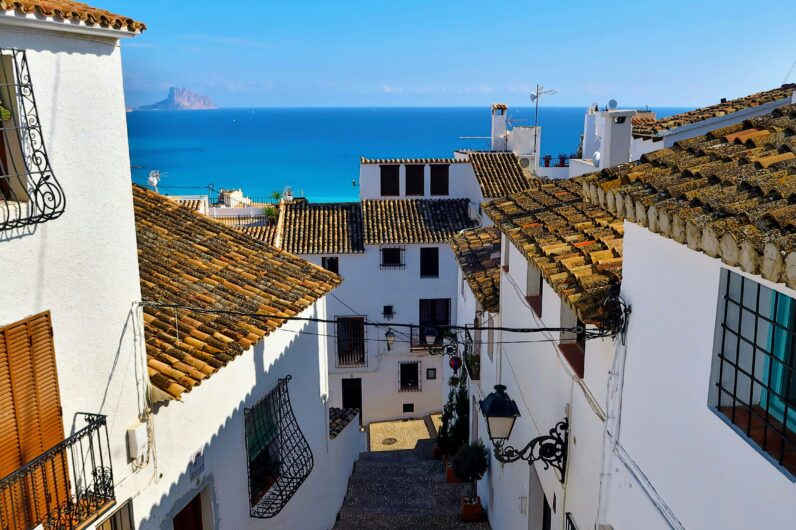 Cuatro pueblos mediterr&aacute;neos en Espa&ntilde;a para so&ntilde;ar con el verano: casas blancas, mar azul y chiringuitos