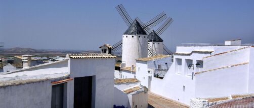 Una ruta por los molinos de viento de Castilla-La Mancha: id&iacute;licos atardeceres y pueblos preciosos