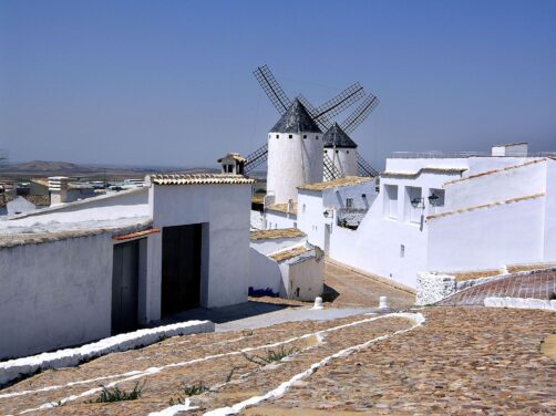 Una ruta por los molinos de viento de Castilla-La Mancha: id&iacute;licos atardeceres y pueblos preciosos