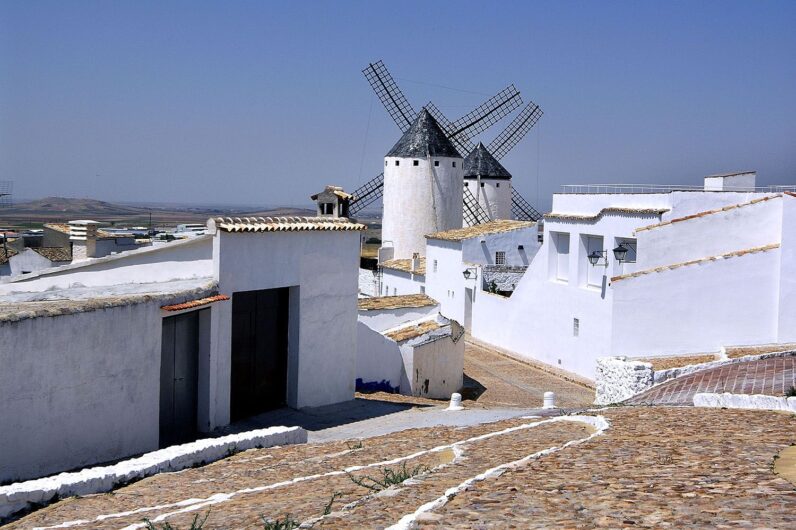 Una ruta por los molinos de viento de Castilla-La Mancha: id&iacute;licos atardeceres y pueblos preciosos