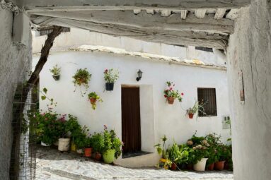 Ruta por los pueblos m&aacute;s bonitos de las Alpujarras: un valle id&iacute;lico, arquitectura t&iacute;pica y Sierra Nevada