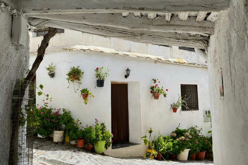 Ruta por los pueblos m&aacute;s bonitos de las Alpujarras: un valle id&iacute;lico, arquitectura t&iacute;pica y Sierra Nevada