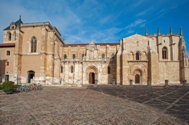 En este monasterio del norte de España está la Capilla Sixtina del románico: tiene hotel y restaurante