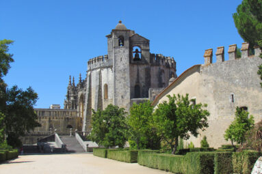 Este convento de Portugal tiene la ventana más bonita del mundo y es Patrimonio de la Humanidad