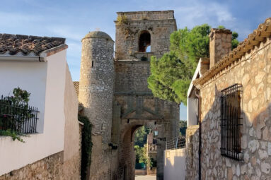 El pueblo medieval de Cuenca que atesora una de las iglesias más sorprendentes de España