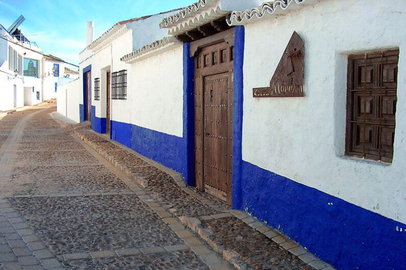 El Albaic&iacute;n no solo est&aacute; en Granada: as&iacute; es el barrio de casas blancas y calles empinadas de La Mancha