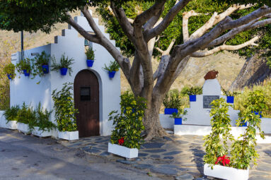 El secreto de la costa almeriense es este pueblo lleno de flores con una ruta a pie por calas paradisíacas