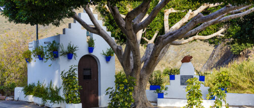 El secreto de la costa almeriense es este pueblo lleno de flores con una ruta a pie por calas paradis&iacute;acas