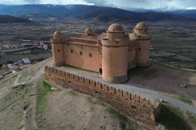 Este imponente castillo de Granada fue el primer edificio renacentista en Espa&ntilde;a: tiene vistas a Sierra Nevada y ofrece visitas teatralizadas