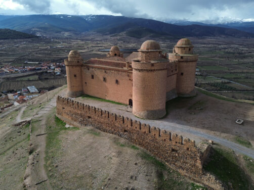 Este imponente castillo de Granada fue el primer edificio renacentista en Espa&ntilde;a: tiene vistas a Sierra Nevada y ofrece visitas teatralizadas