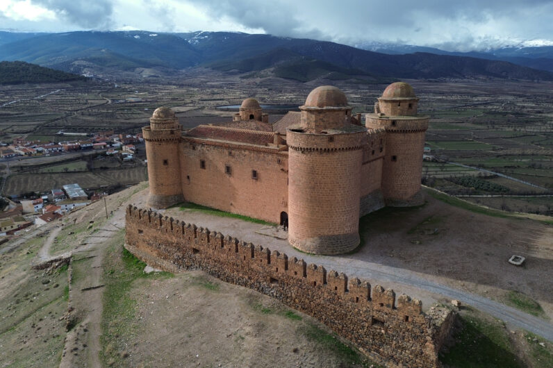 Este imponente castillo de Granada fue el primer edificio renacentista en Espa&ntilde;a: tiene vistas a Sierra Nevada y ofrece visitas teatralizadas