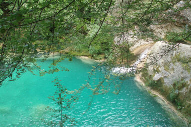 La ruta de senderismo ideal para el verano est&aacute; en Navarra: pozas de color m&aacute;gico en un bosque de cuento