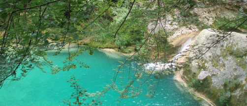 La ruta de senderismo ideal para el verano est&aacute; en Navarra: pozas de color m&aacute;gico en un bosque de cuento