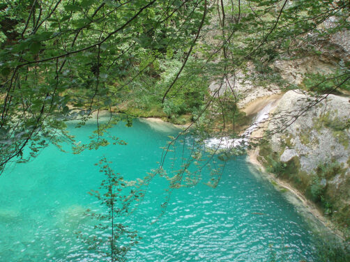 La ruta de senderismo ideal para el verano est&aacute; en Navarra: pozas de color m&aacute;gico en un bosque de cuento