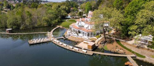 Este espectacular hotel del Pa&iacute;s Vasco franc&eacute;s tiene un lago con caba&ntilde;as flotantes a las que se llega en barca