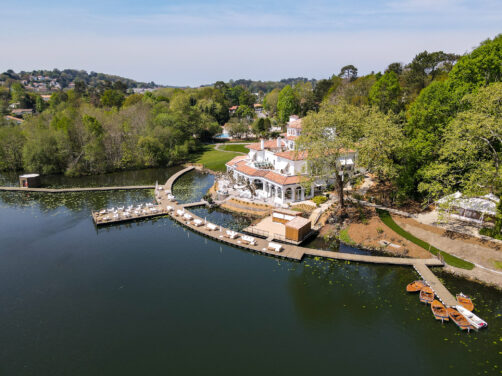 Este espectacular hotel del Pa&iacute;s Vasco franc&eacute;s tiene un lago con caba&ntilde;as flotantes a las que se llega en barca