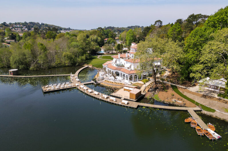 Este espectacular hotel del Pa&iacute;s Vasco franc&eacute;s tiene un lago con caba&ntilde;as flotantes a las que se llega en barca